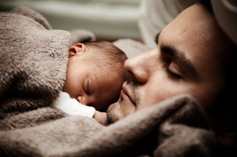 Liebe und Geborgenheit sind für Babys am wichtigsten. Foto: CC-0 via http://pixabay.com/en/baby-child-cute-dad-daddy-family-22194/ 