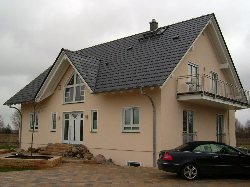 Fertiges Haus in der Stauffenbergallee Schöne Farbe und geschwungene Regenrinne