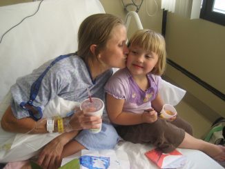Küsschen von Mama: Krebspatientin in der Klinik.