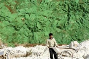 Chinesischer Arbeiter am Fuße des grünen Berges Chinesischer Arbeiter am Fuße des grünen Berges