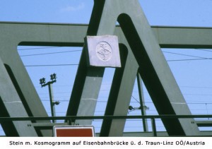 Geomantischer Kosmogramm-Stein an der Eisenbahnbrücke über die Traun (Linz). Projektleitung: D.I. Herbert Gradl