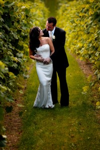 Hochzeitspaar in einem Weinberg