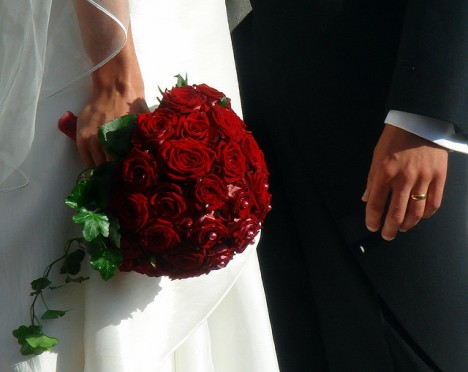 Ein Strauss roter Rosen: Es gibt kein besseres Symbol für die entbrannte Liebe