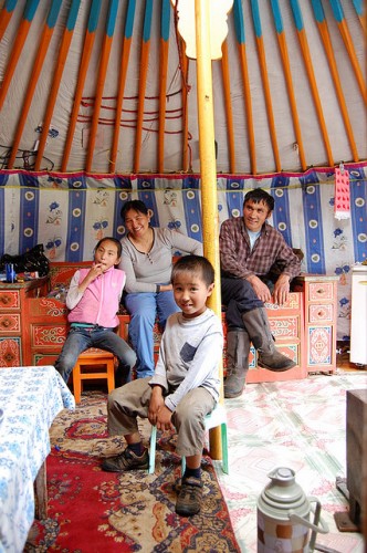 Mongolische Familie in einer Jurte Mongolische Familie in einer Jurte