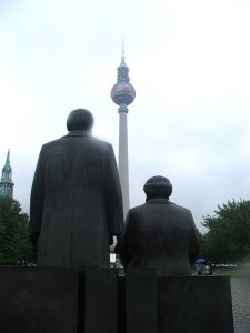 Monument der Vergangenheit: Marx und Engels Denkmal in Berlin Monument der Vergangenheit: Marx und Engels Denkmal in Berlin