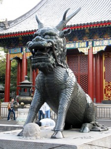 Bronze-Qilin im Sommerpalast in Peking Bronze-Qilin im Sommerpalast in Peking