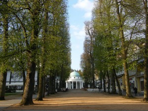 Blick auf die Wandelhalle von "Der Hyllige Born", die älteste Heilquelle Pyrmonts Blick auf die Wandelhalle von "Der Hyllige Born", die älteste Heilquelle Pyrmonts