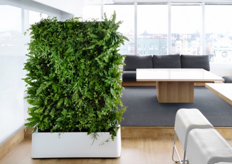 "Moving Hedge", ein pflanzlicher Raumteiler der schwedischen Firma Greenworks "Moving Hedge", ein pflanzlicher Raumteiler der schwedischen Firma Greenworks