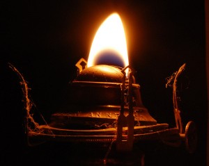 "Burning the Midnight Oil" - historische Öllampe "Burning the Midnight Oil" - historische Öllampe