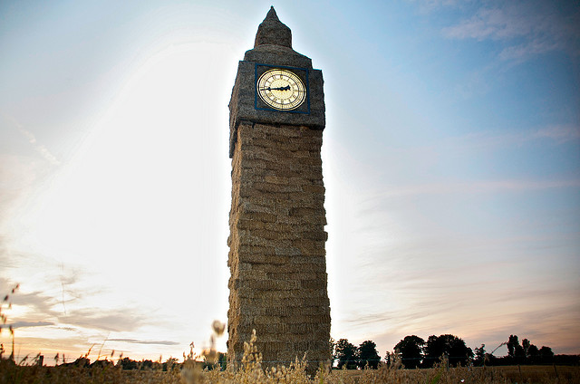 Mit Strohballen sind auch mehrgeschoßige Gebäude möglich, in Nantwich wurde sogar ein freihstehender Uhrturm namens „Little Straw Ben“ realisiert. (Foto: Paolo Camera)