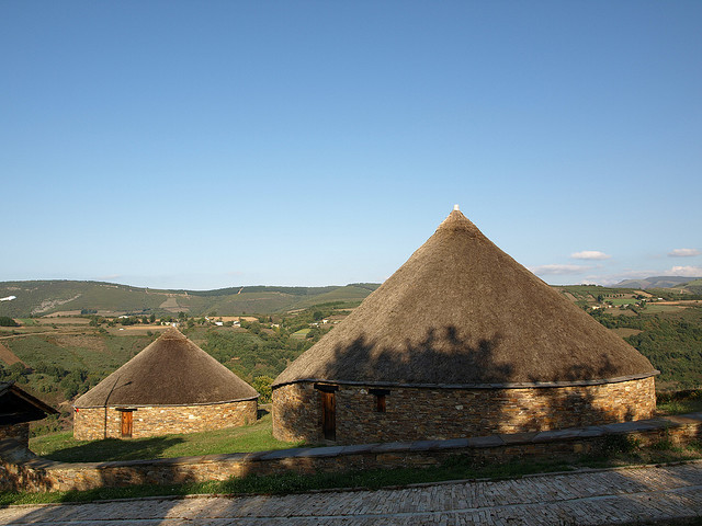 Traditionelle zeltförmige Strohdächer auf runden Steinbauten in Lugo, Spanien. (Foto von Pedreda)