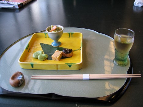 Sehr reduziertes buddhististes Essen, bei dem es eindeutig nicht auf die Menge ankommt, sondern auf die Qualität. (Foto: Thejas)