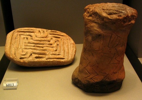 Labyrinth-ähnliches Muster auf einem Ton-Stempel aus dem Neolithikum (5800-5300 vor Chr.), Nationalmuseum Athen