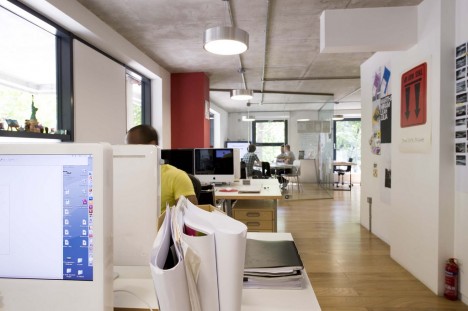 Ein guter Büroraum bietet sowohl selbstbestimmte Reviere, wo konzentriertes Arbeiten möglich ist, als auch kommunikative Bereiche und Orte der Begegnung. (Foto: Dwonderwall, David Wall)