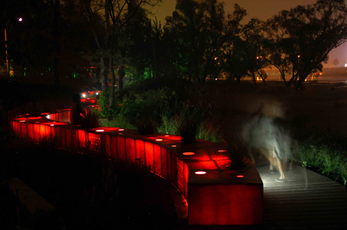 Die beleuchtete "Rote Schleife" im nächtlichen Tanghe River Park Die beleuchtete "Rote Schleife" im nächtlichen Tanghe River Park