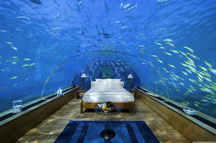 Unterwasser-Schlafzimmer mit Blick auf das umliegende Korallenriff Unterwasser-Schlafzimmer mit Blick auf das umliegende Korallenriff