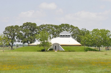 Menschlicher „Maulwurfsbau“ in Texas, getarnt als sanfter Hügel mit Dachaufsatz. (Foto: David Sledge)