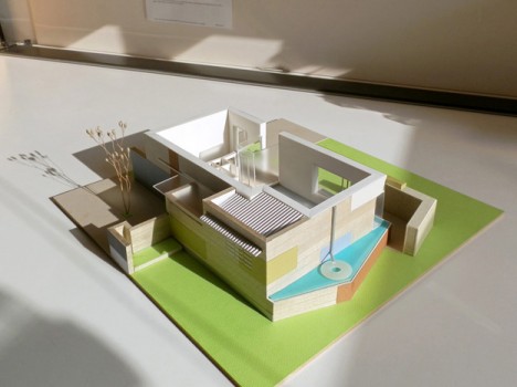 Passivhaus für einen Single-Haushalt. Die warme Aufenthaltszone ist auf 3 Seiten mit Nebenräumen, Wasserbecken und Hochbeeten „eingepackt“. (Entwurf und Modellfoto: © Irmgard Brottrager)