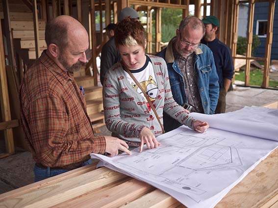 Die Planung von Passivhäusern ist relativ anspruchsvoll und setzt spezielles Knowhow voraus. Daher sollten diese Häuser nicht im Eigenbau, sondern nur von Profis ausgeführt werden. (Foto: Rob Harrison)