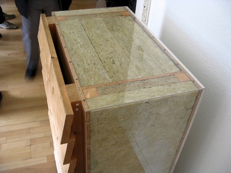 Passivhaus-Wandaufbau, der fast nur aus Wärmedämmung besteht. Die Holzverschalung innen und außen wird nur von schmalen Stegträgern zusammengehalten. (Foto: Tönu Mauring)