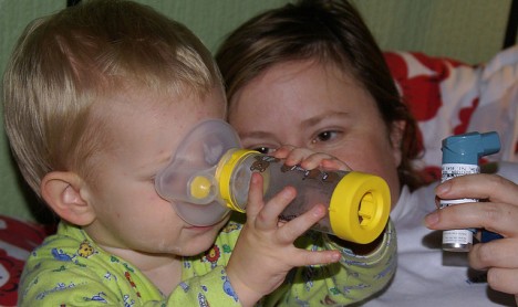 Kleiner Asthmatiker mit Inhalator Kleiner Asthmatiker mit Inhalator
