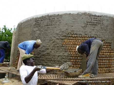 Hausbau mit der Plastikflaschen-Bauweise in Nigeria