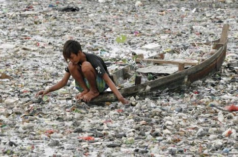 Die weltweite Verschmutzung mit alten Plastikflaschen hat ein unvorstellbares Ausmaß erreicht.
