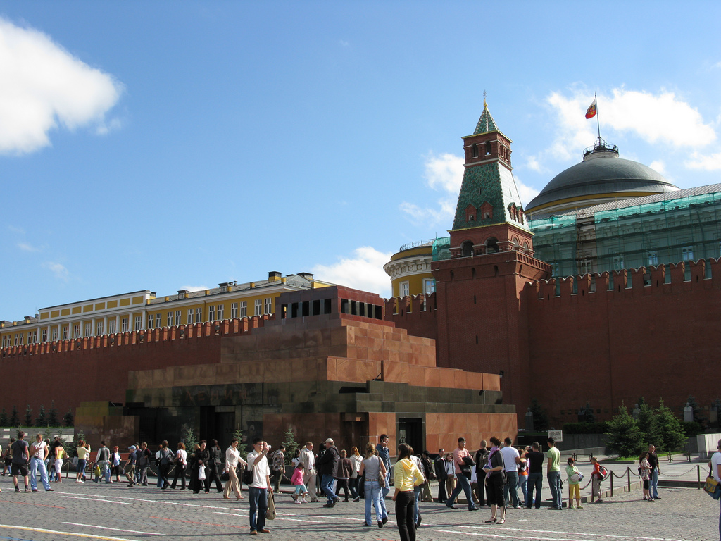 Das Lenin-Mausoleum in Moskau im März 2011 mit Besucherschlange Das Lenin-Mausoleum in Moskau im März 2011 mit Besucherschlange