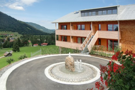 Außenansicht des komplett aus Holz gebauten Mattlihüs Außenansicht des komplett aus Holz gebauten Mattlihüs