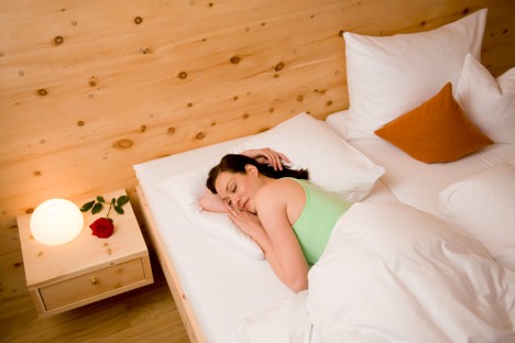 Holz fördert den gesunden Schlaf Holz fördert den gesunden Schlaf