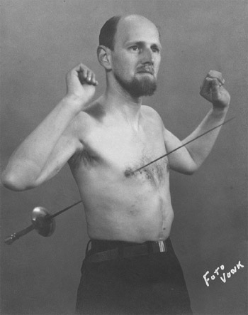 Mirin Dajo mit Florett durch seine Brust