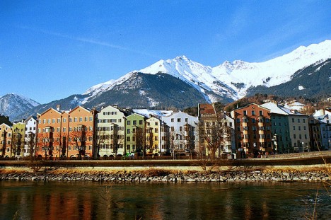 Gutes Chi: Berge stärken den Rücken dieser Häuserreihe in Innsbruck, Österreich Gutes Chi: Berge stärken den Rücken dieser Häuserreihe in Innsbruck, Österreich
