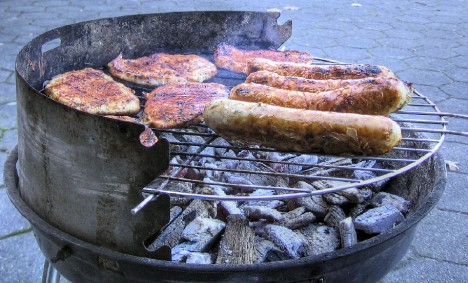 So kennen wir ihn: Den guten alten Kohlegrill mit Bratwurst und Fleisch