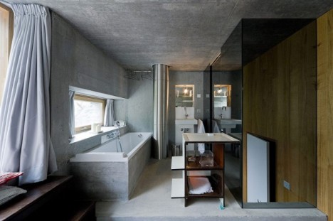 Auch im Badezimmer finden sich die Materialien Stein und Holz wieder