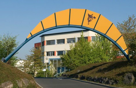 Das Drachentor markiert die Einfahrt zum Vollack Feng Shui Tagungscentrum