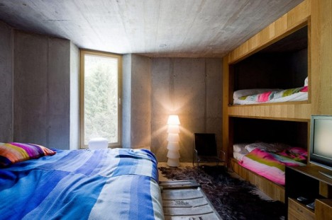 Eines der Schlafzimmer: Stein und Holz bringen die umliegende Natur ins Haus