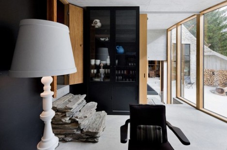 Kontraste zwischen Strengem und Naturbelassenem prägen das Interieur