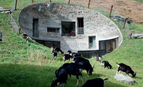 Villa Vals: Harmonisch eingebettet in die Landschaft