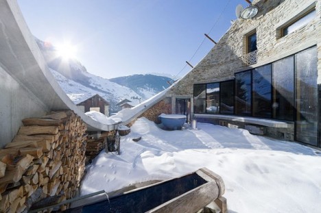Geschützt im Innenhof befindet sich eine 60 Quadratmeter große Terrasse