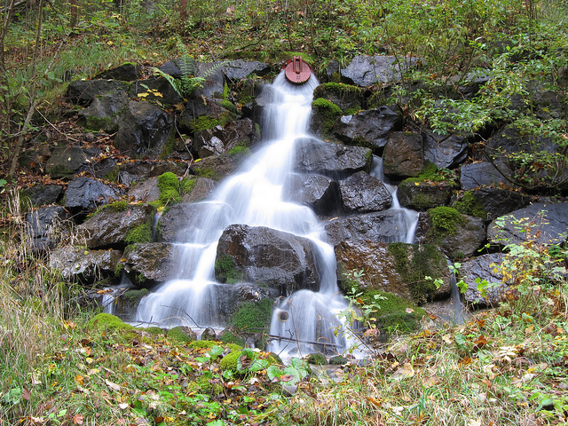 Sieht so eine schädliche Energiequelle aus? Wasser im Untergrund macht uns nicht krank. Quellfassung, Foto: Oberau-Online (Christian Allinger)
