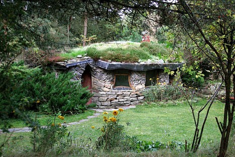 Aus Naturstein errichteter Meditations- und Kultraum in Findhorn, Schottland Aus Naturstein errichteter Meditations- und Kultraum in Findhorn, Schottland