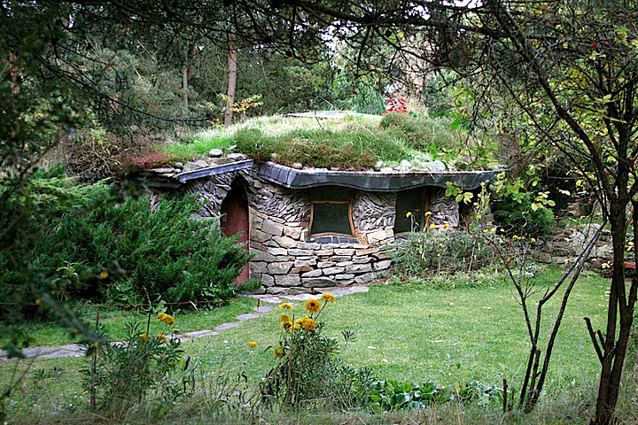 Aus Naturstein errichteter Meditations- und Kultraum in Findhorn, Schottland