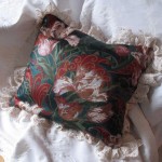 Zierkissen mit floralen Ornamenten im Landhausstil