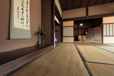 Schlichte  Reisstrohmatten (Tatami) und Kalligrafie prägen die traditionelle japanische Einrichtung