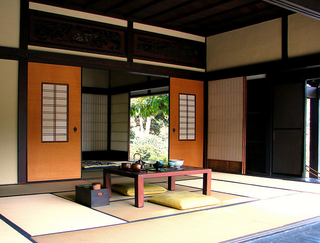 Traditionelle japanische Wohnung: Flexible Raumgestaltung und reduzierte Einrichtung