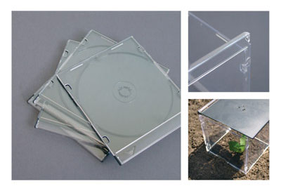 Vier CD-Hüllen-Vorderseiten ineinandergesteckt und eine CD-Rückseite als Deckel darauf: Fertig ist das CD-Hüllen-Treibhaus.
