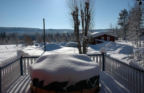 Den größten Teil des Jahres lautet das Motto vieler Skandinavier: Heute bleibe ich lieber zu Hause - trotz des schönen Ausblicks auf eine verschneite Veranda in Südschweden Den größten Teil des Jahres lautet das Motto vieler Skandinavier: Heute bleibe ich lieber zu Hause - trotz des schönen Ausblicks auf eine verschneite Veranda in Südschweden