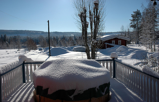 Heute bleiben wir lieber zu Hause: Blick auf eine verschneite Veranda in Schweden