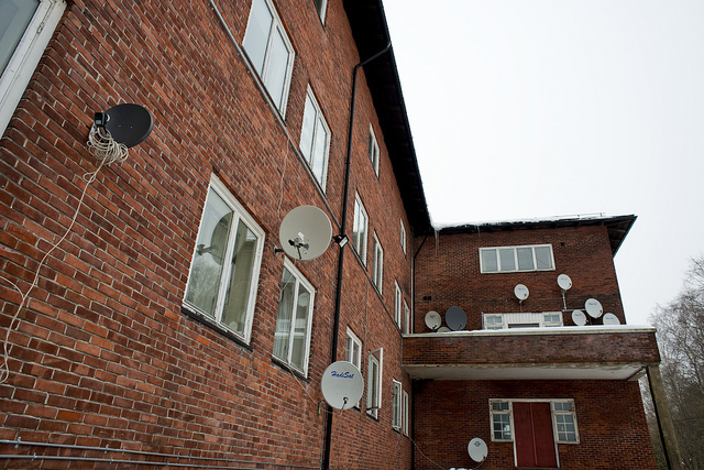 Parabolantennen an einer Häuserfassade