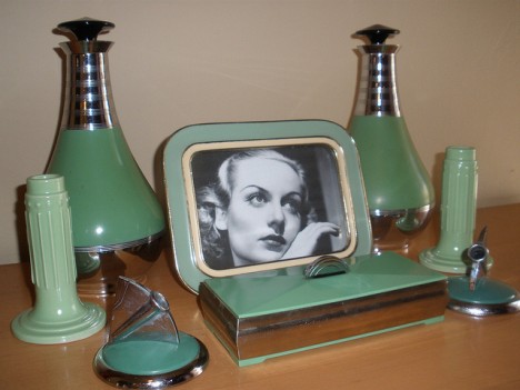 Exklusive Accessoires: Thermoskannen, Kerzenständer, Füllfederhalter, Bilderahmen und Zigarettenbox im Art déco Stil